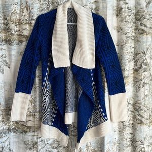 Size small, could also fit medium. No damage, just too small for me.